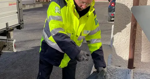 Nicht Undercover - sondern Miteinander! Bürgermeister unterstützt die Ebreichsdorfer Bauhofmitarbeiter