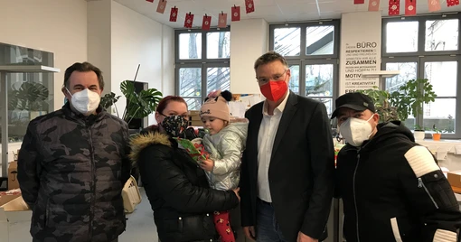 Aktion „WÜNSCH DIR WAS ...“: 100 Pakete am Weg zu den Kindern